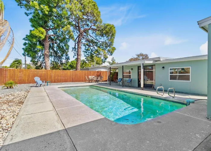 Relaxing Pool Home For Family Getaway Close To Tampa Zoo, Busch Gardens, Restaurants And Shopping!