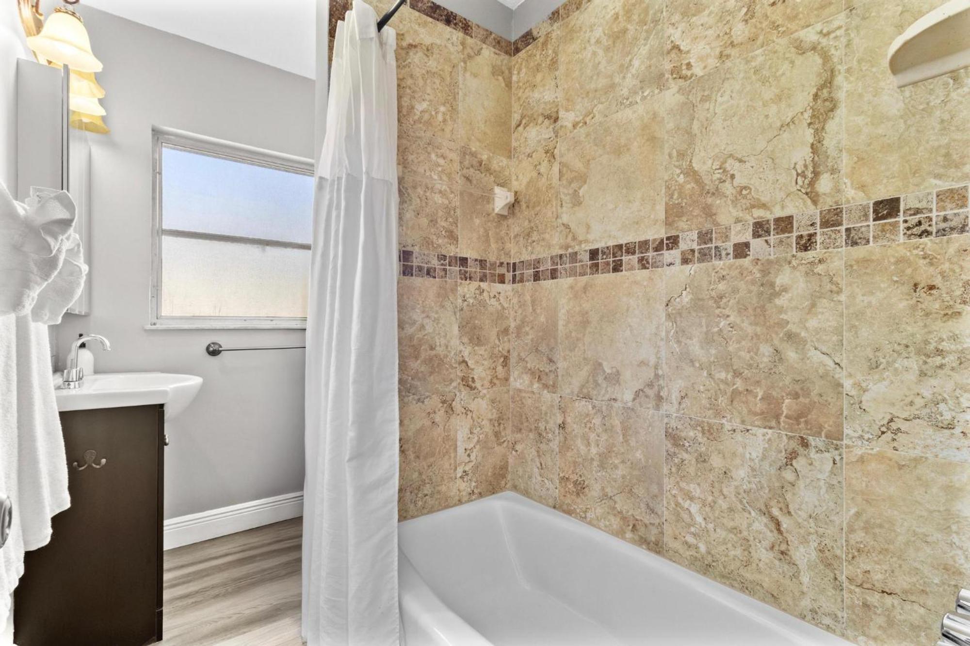 Relaxing Pool For Family Getaway Close To Zoo, Busch Gardens, Restaurants And Shopping! Tampa