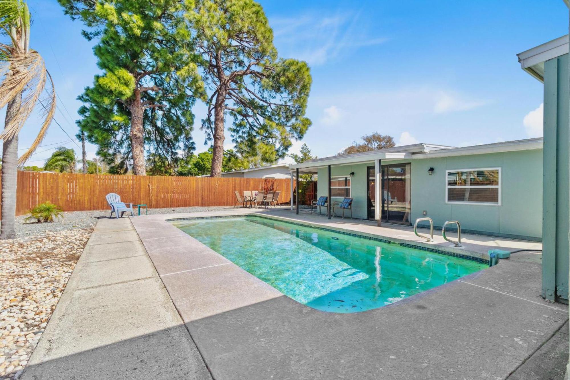 Relaxing Pool For Family Getaway Close To Zoo, Busch Gardens, Restaurants And Shopping! Villa *