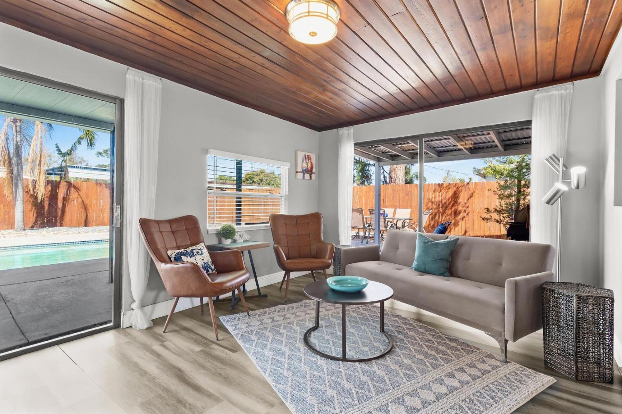 Relaxing Pool For Family Getaway Close To Zoo, Busch Gardens, Restaurants And Shopping! *