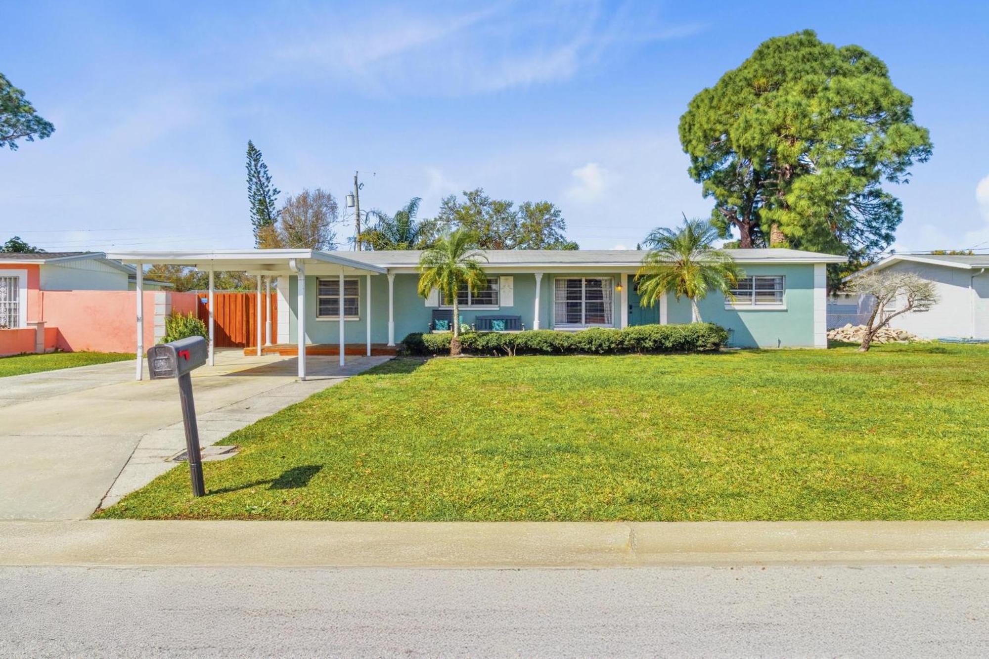 Relaxing Pool For Family Getaway Close To Zoo, Busch Gardens, Restaurants And Shopping!
