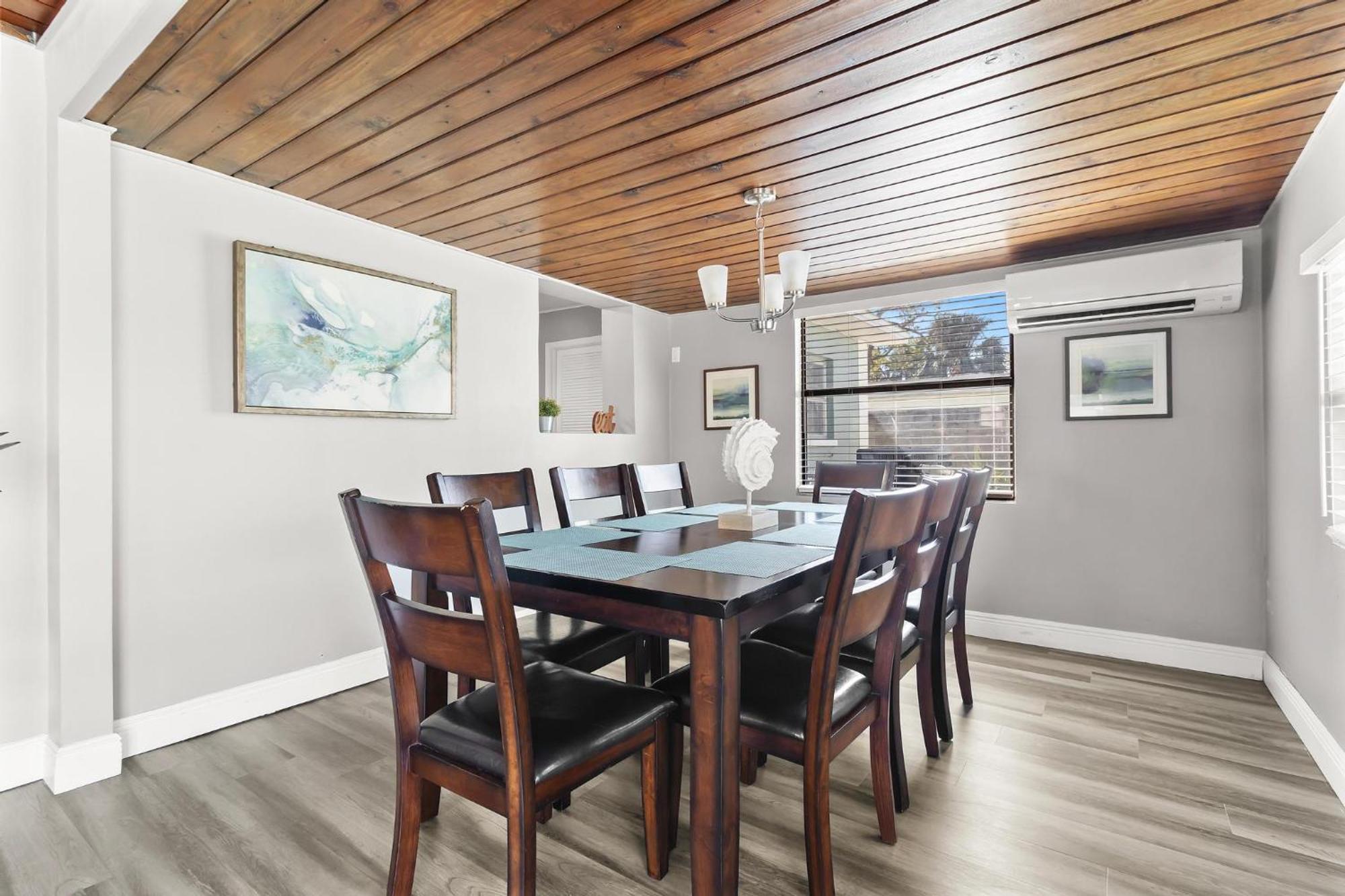 Relaxing Pool For Family Getaway Close To Zoo, Busch Gardens, Restaurants And Shopping! Tampa