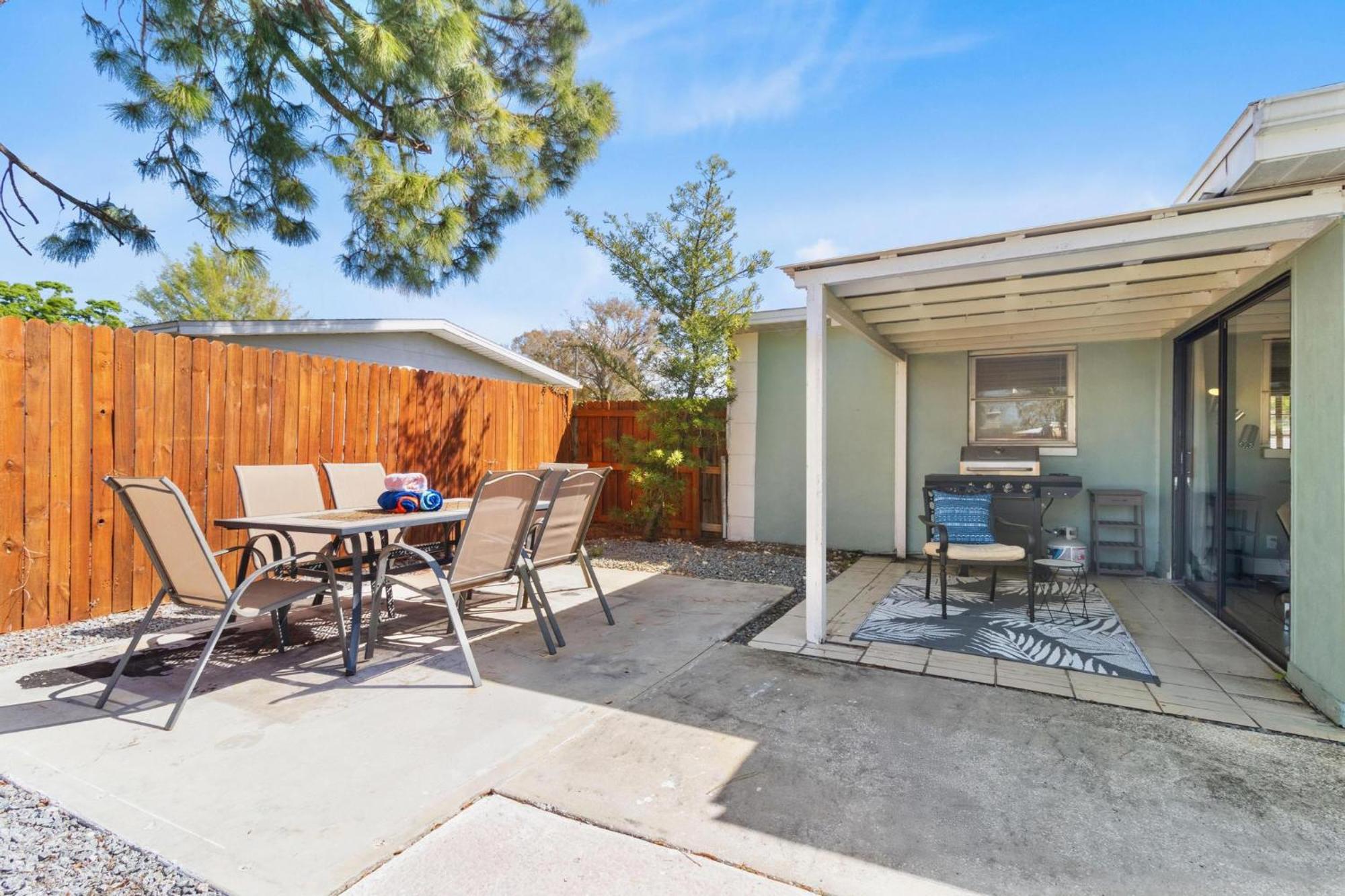 Relaxing Pool For Family Getaway Close To Zoo, Busch Gardens, Restaurants And Shopping! * Tampa