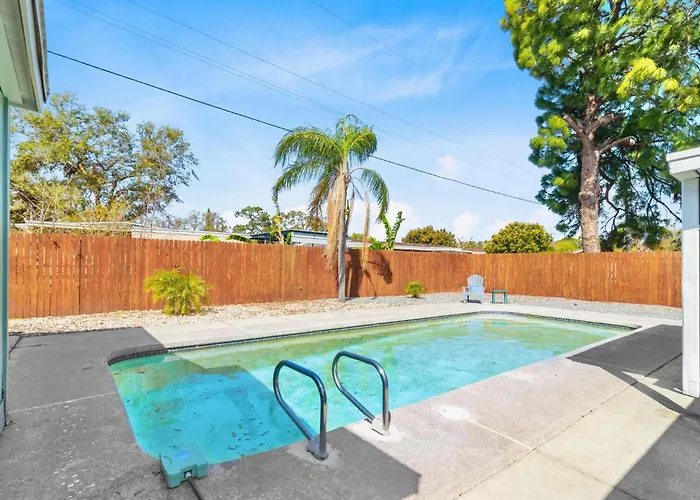 Relaxing Pool Home For Family Getaway Close To Tampa Zoo, Busch Gardens, Restaurants And Shopping!