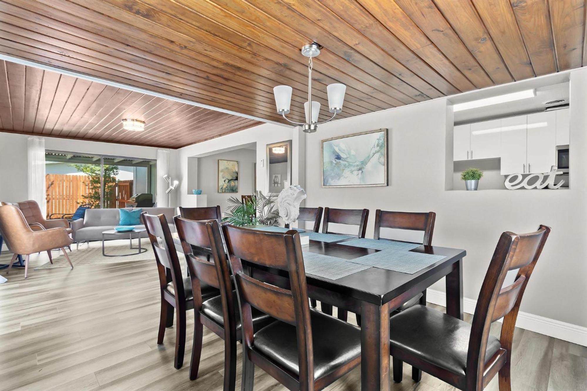 Relaxing Pool For Family Getaway Close To Zoo, Busch Gardens, Restaurants And Shopping! Villa *